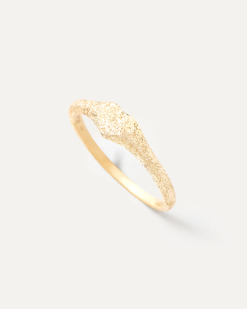 Anillo sello de oro amarillo macizco en forma de corazón con un acabado efecto arena