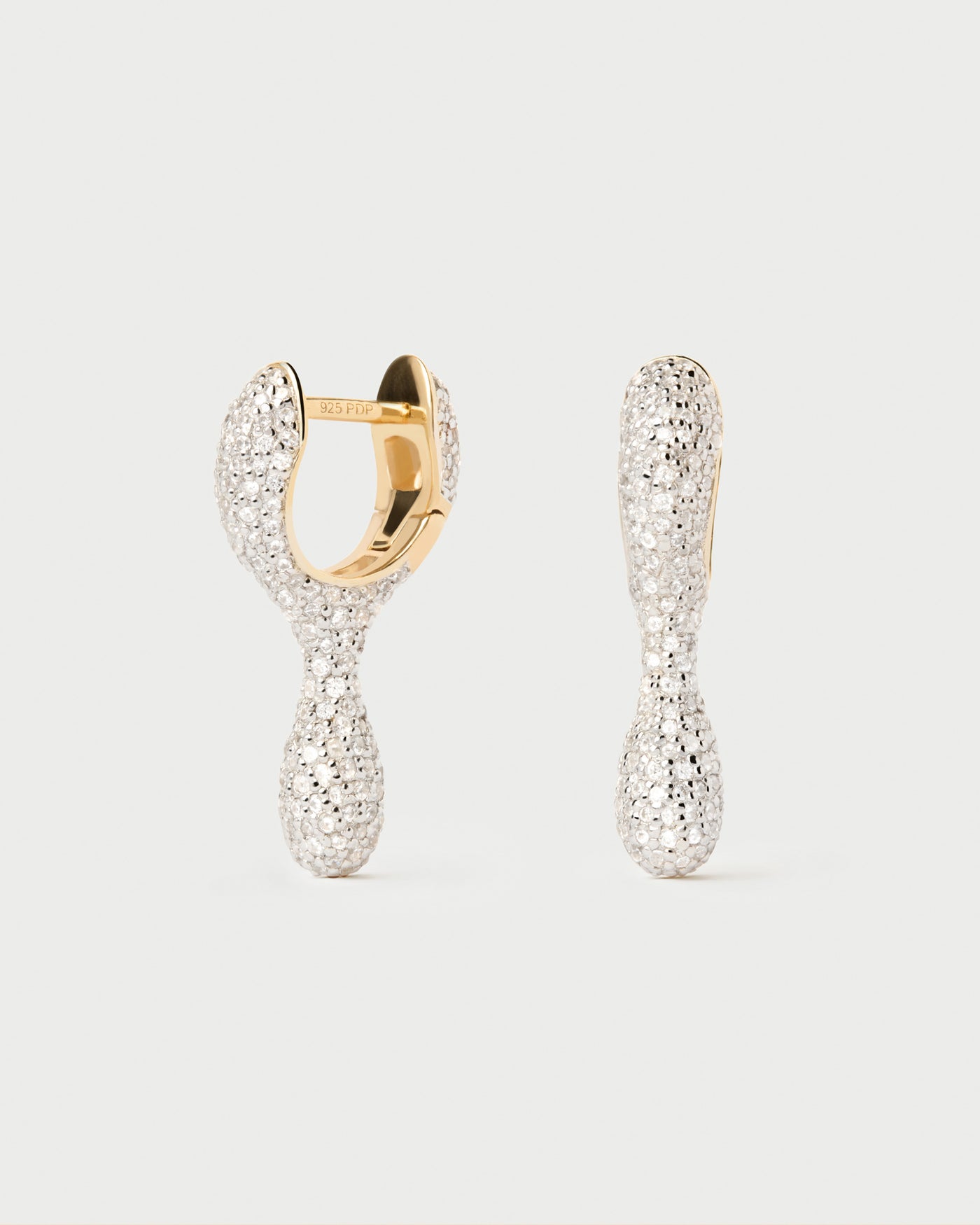 Aros pavé Ray. Aros elegantes adornados con colgante de pavé de circonitas en forma de gota. Consigue las últimas novedades de PDPAOLA. Haz tu pedido de forma segura y obtén este Best Seller.