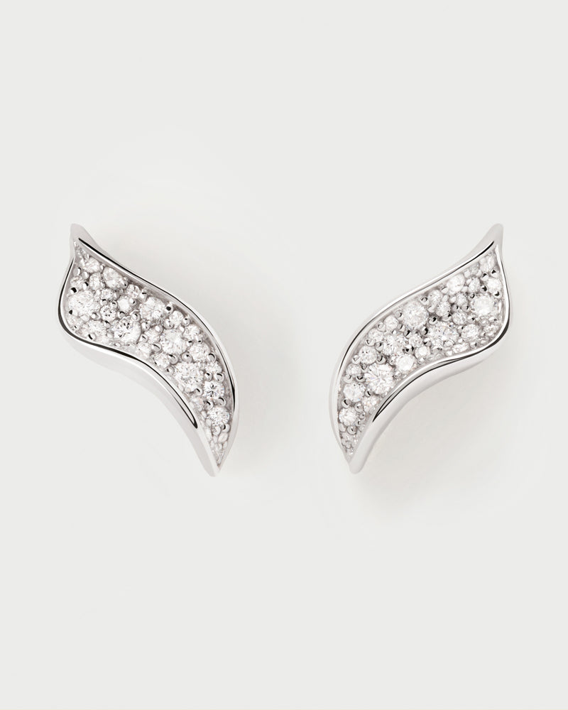 Organic stud earrings in 18K white gold set with a pavé of lab-grown diamonds