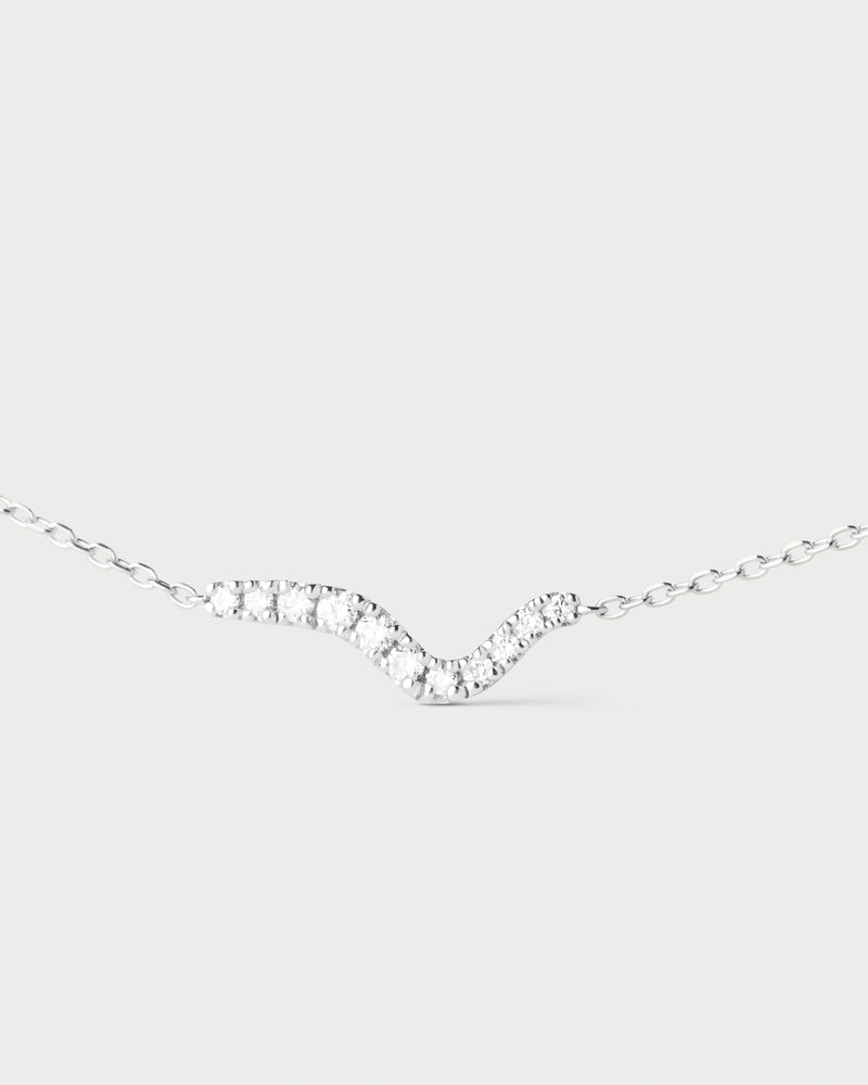 Necklace in white gold with an undulating band adorned with round cut lab-grown diamonds