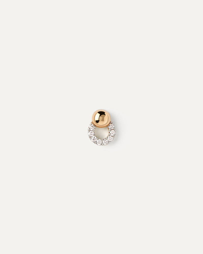 Dainty ear piercing in solid yellow gold with a circular pendant set with eight lab-grown diamonds