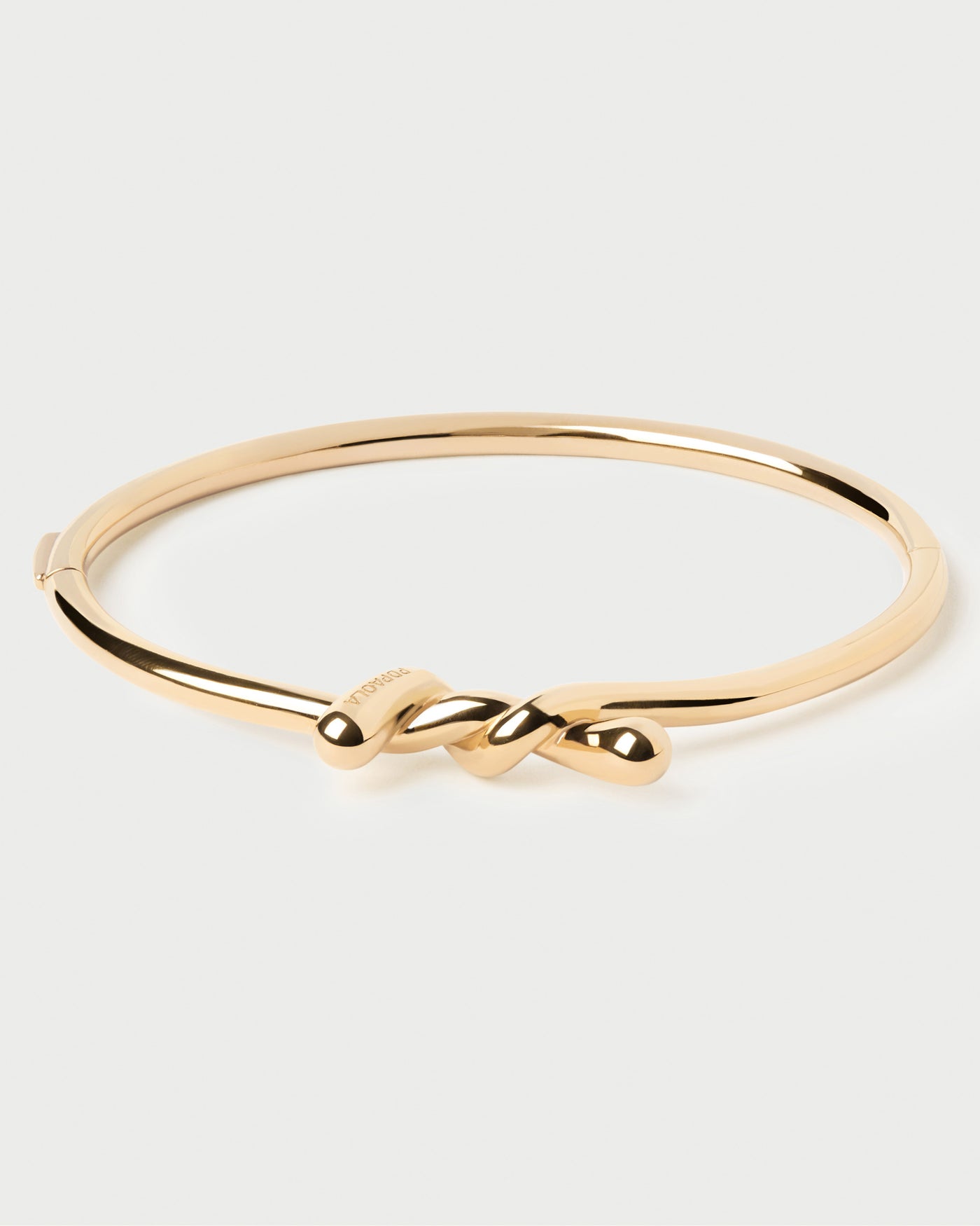 Brazalete Twist. Brazalete distintivo de plata bañada en oro con diseño trenzado fluido. Consigue las últimas novedades de PDPAOLA. Haz tu pedido de forma segura y obtén este Best Seller.