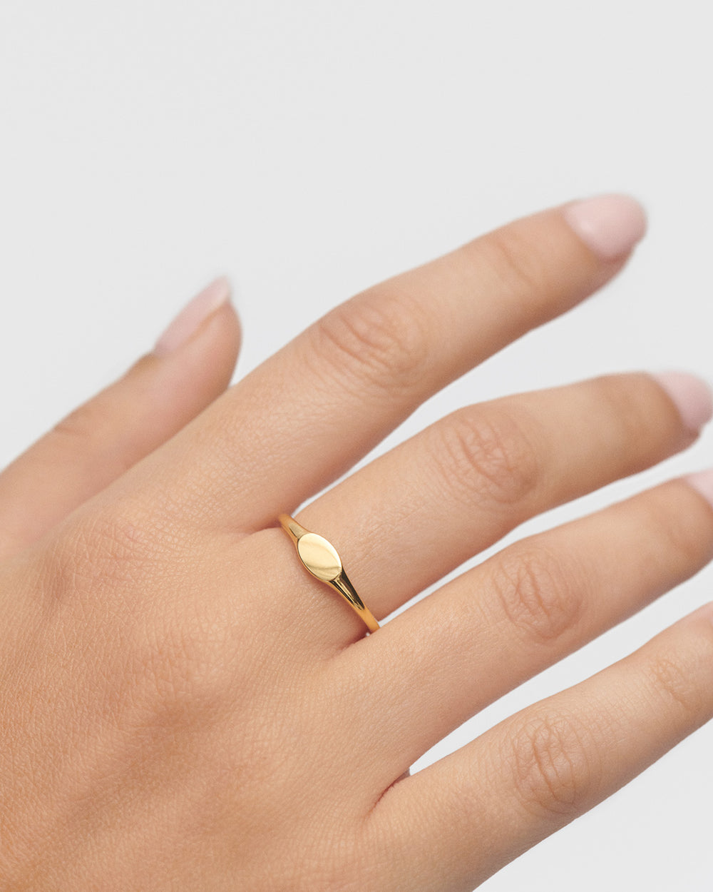 Gold-plated mini signet ring with oval shape | Oval mini stamp 