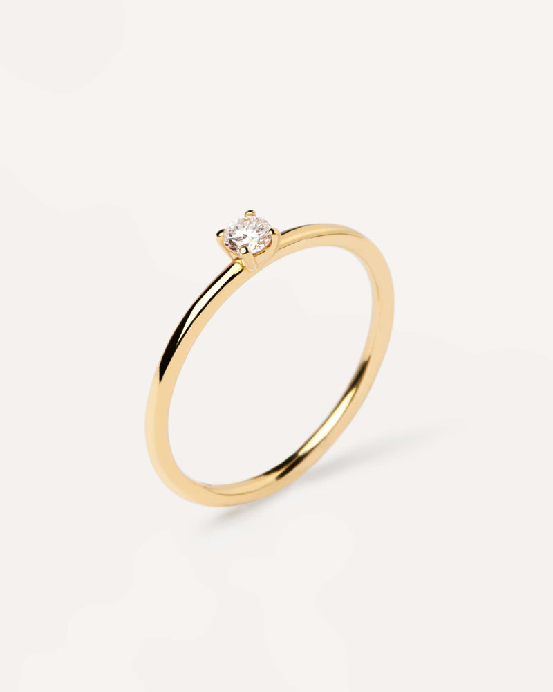 Anillo de oro amarillo macizo engastado con un delicado diamante solitario de 0,1 quilates