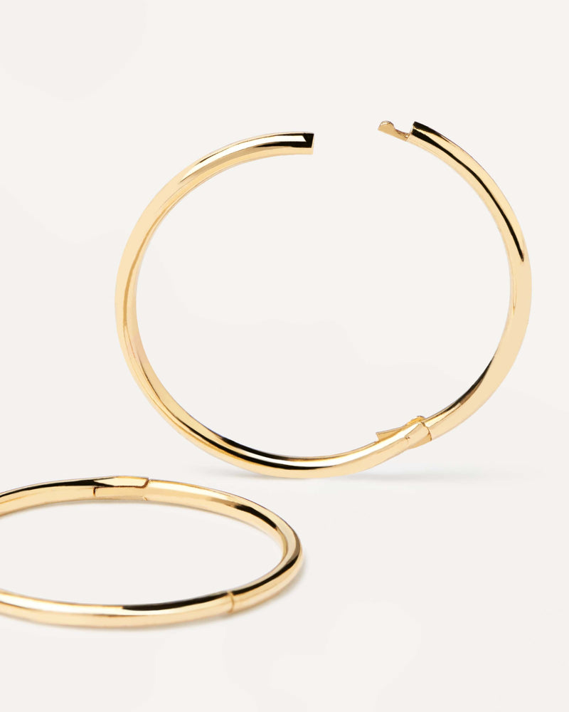 Perfect circle hoops with plain design, made of recycled yellow gold