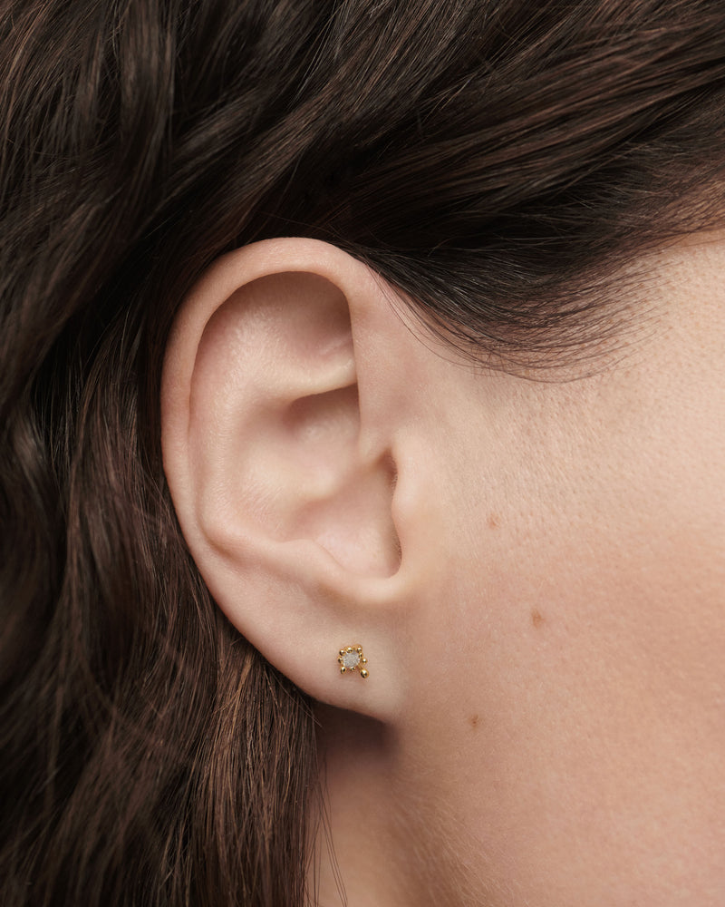 Grey Fleur single earring - 
  
    Sterling Silver / 18K Gold plating
  
