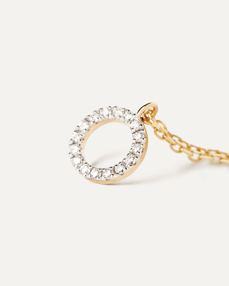 Solid yellow gold necklace with a circular pendant with lab-grown diamonds of 0.06 carats