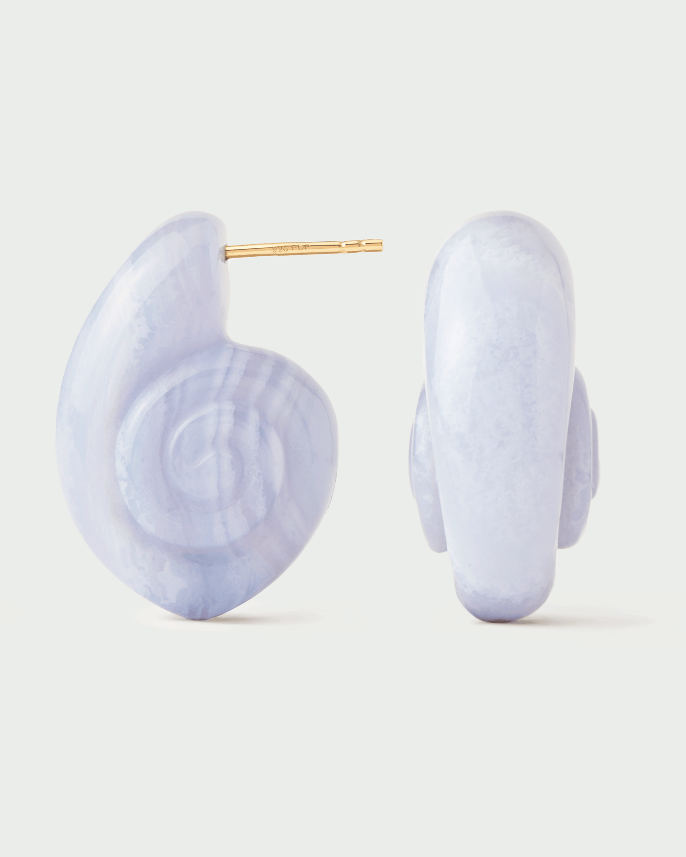 Blauer Spitzenachat Shell Ohrringe. Vergoldete skulpturale handgeschnitzte Meeresschnecken-Ohrringe aus blauem Edelstein . Erhalten Sie die neuesten Produkte von PDPAOLA. Geben Sie Ihre Bestellung sicher auf und erhalten Sie diesen Bestseller.