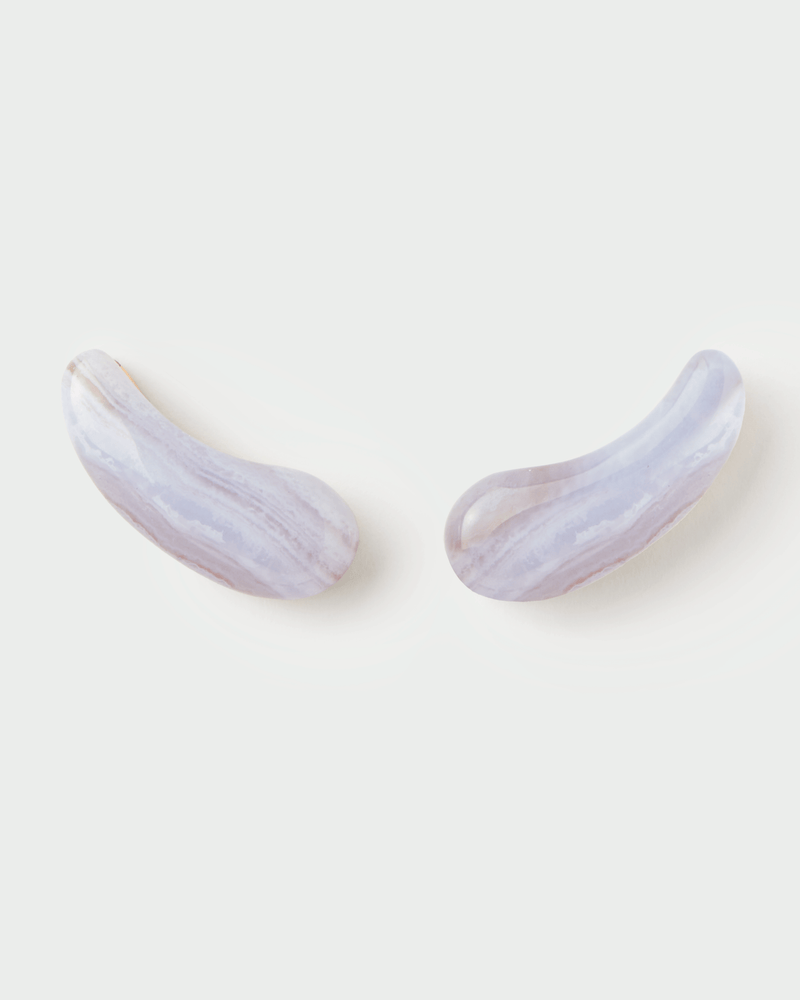 Boucles d'oreilles sculpturales surmontée d'une pierre bleue en forme de haricot ondulé