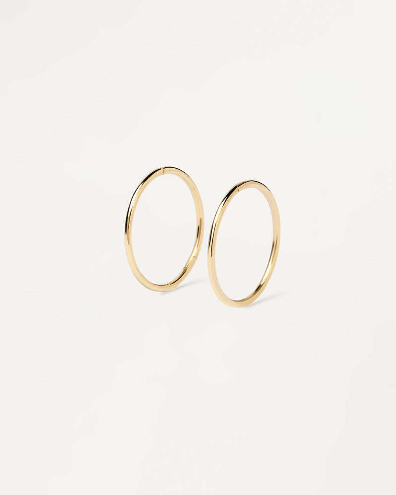 Perfect circle small hoops with plain design, made of recycled yellow gold