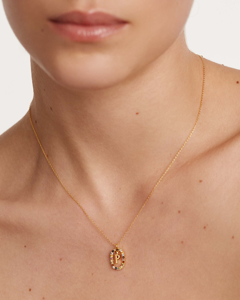 Collana con lettera P - 
  
    Argento sterling / Placcatura in Oro 18K
  
