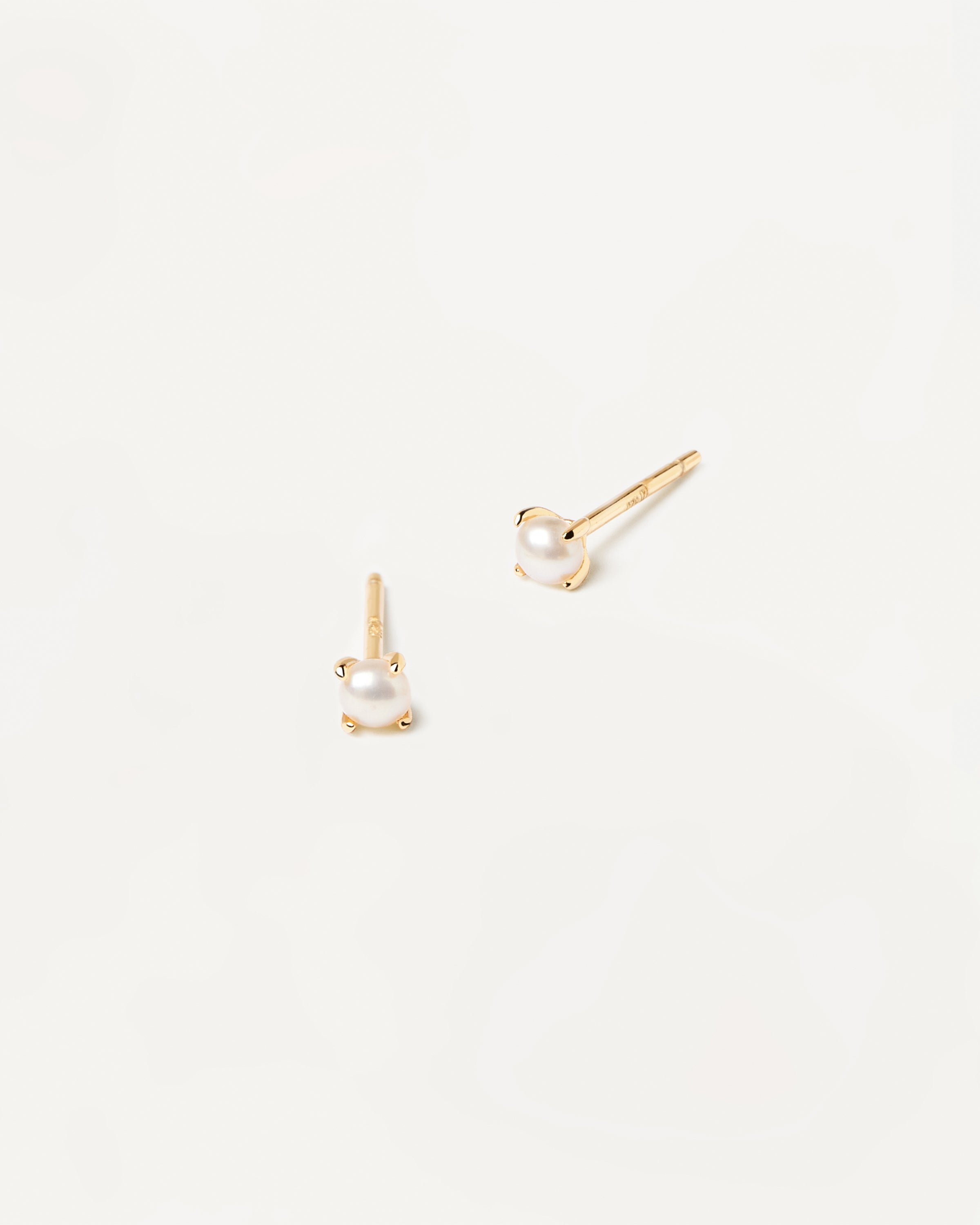 18kt Mini Pearl Mono Earring