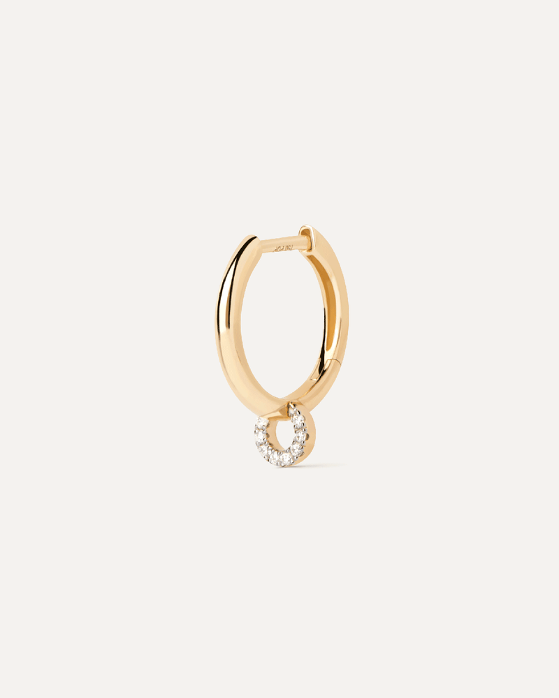 Single huggie in solid yellow gold paired with a swinging lab-grown diamond circle pendant