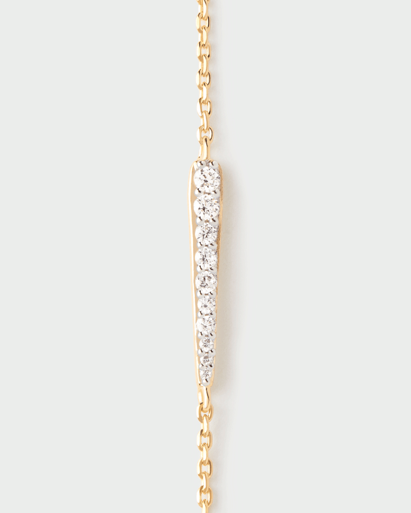 Sleek chain bracelet with a zirconia drop motif